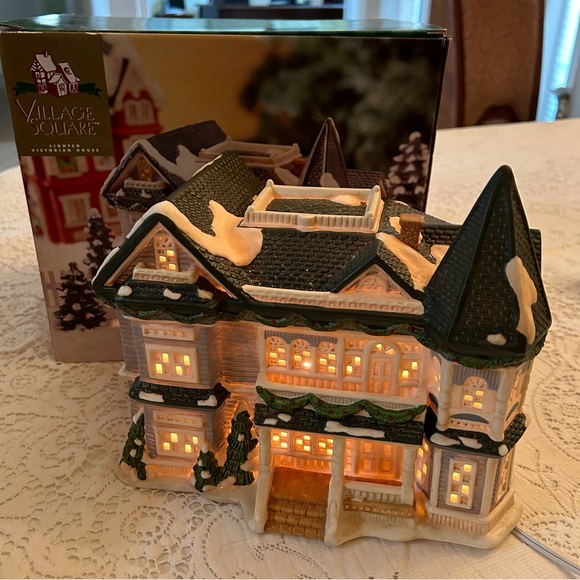 Village Square Lighted Victorian House - Picture 3 of 11